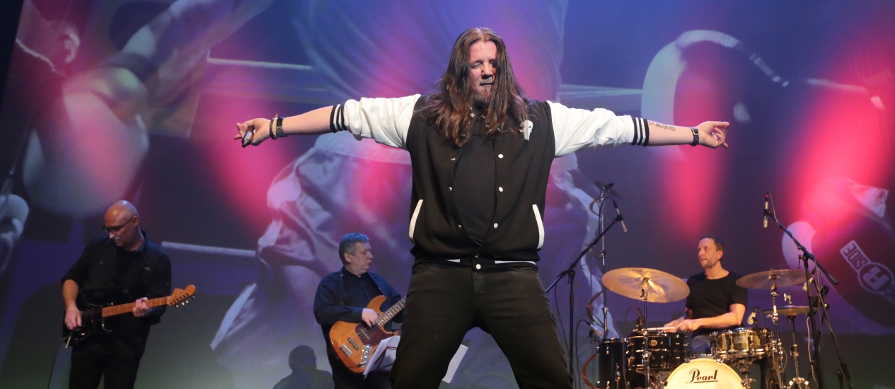 Michael Böhler während des Auftritts vor der Band